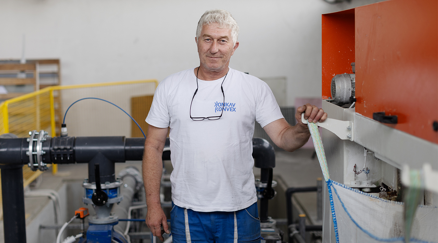 Green transition in Serbia’s glass manufacturing sector Man standing in a glass manufacturing factory